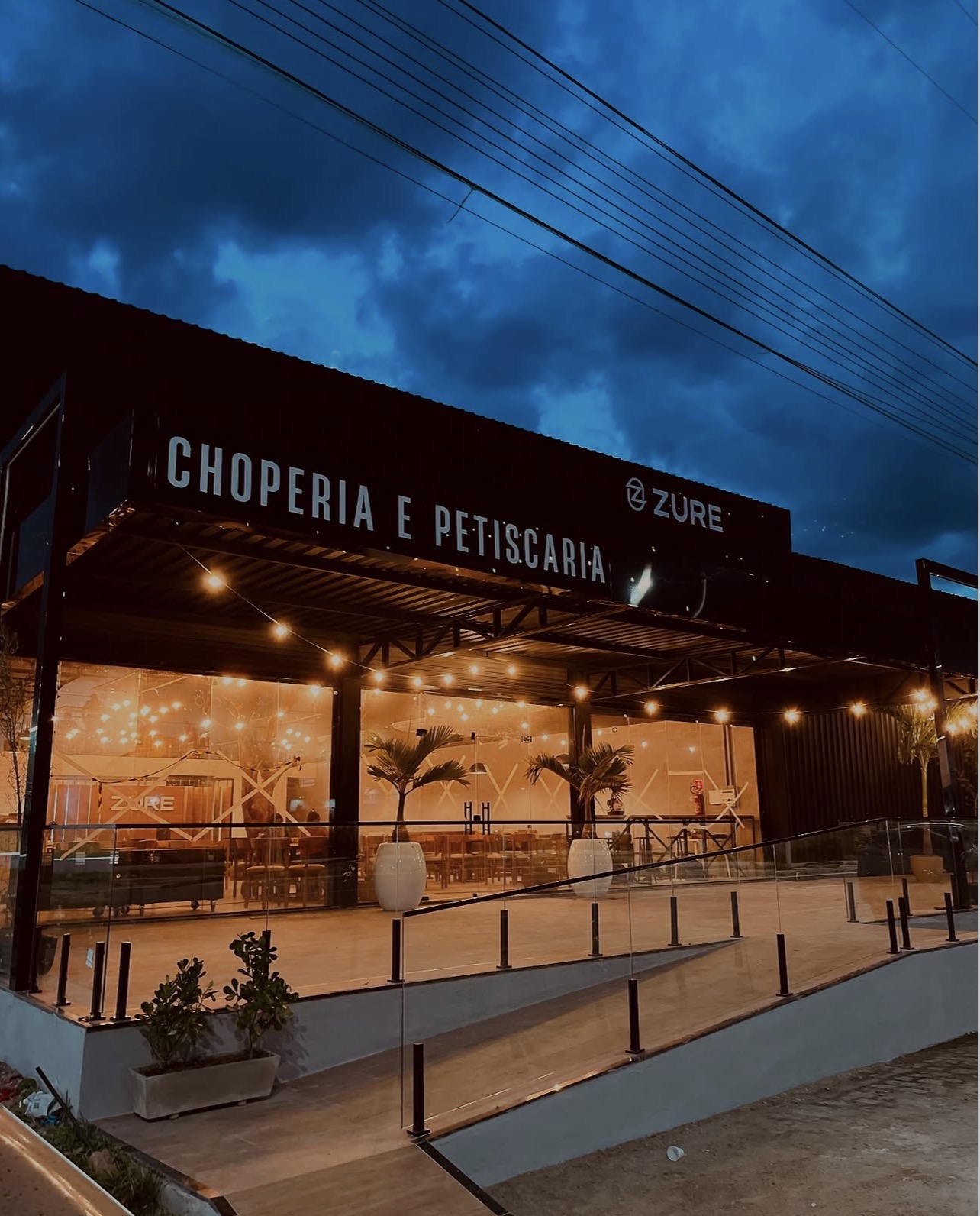 Amigos brindando com chopp em um ambiente acolhedor